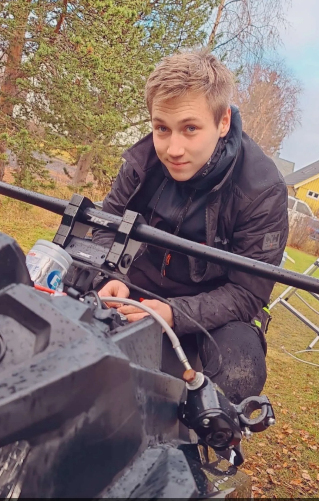 Henrik skrur på scooter
